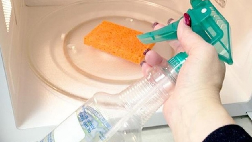 Các cách vệ sinh lò vi sóng đơn giản, hiệu quả