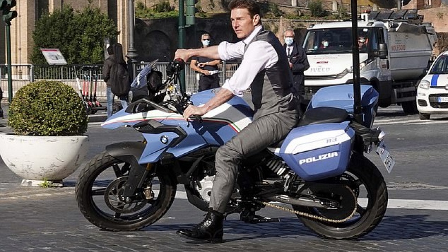 Tom Cruise lái xe mô tô "cực ngầu" trên phố