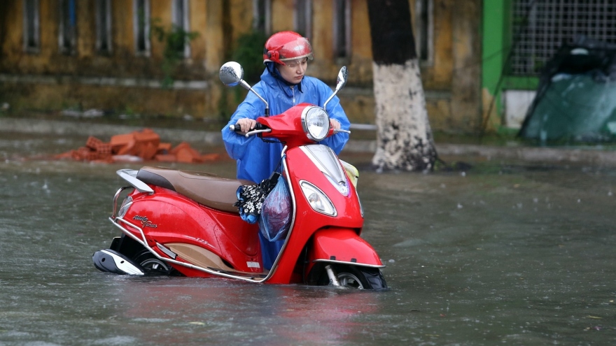 Mưa lũ gây ngập nhiều nơi tại Quảng Nam, người dân bì bõm trong nước