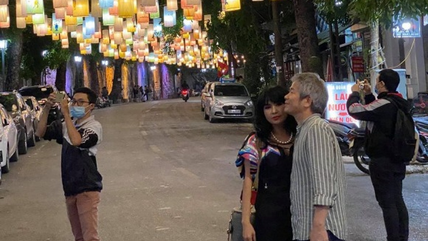 Chuyện showbiz: Thanh Lam và bạn trai bác sĩ tình tứ dạo phố, tận hưởng mùa thu Hà Nội