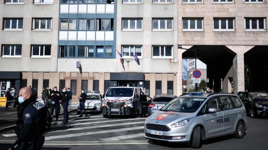 Pháp điều tra vụ 40 người tấn công và đập phá đồn cảnh sát