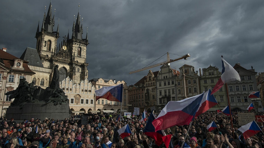 Hàng trăm người biểu tình phản đối chính phủ trong ngày Quốc khánh Séc