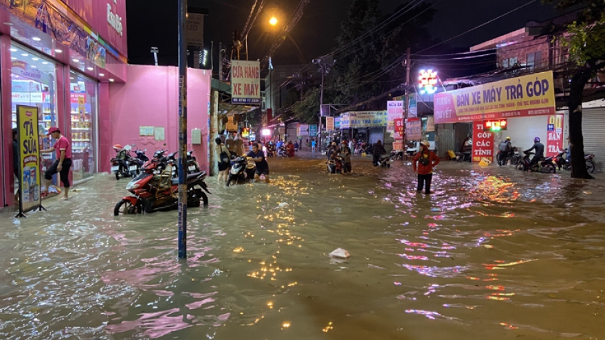 Hàng loạt tuyến đường TP Hồ Chí Minh chìm trong biển nước sau cơn mưa như trút