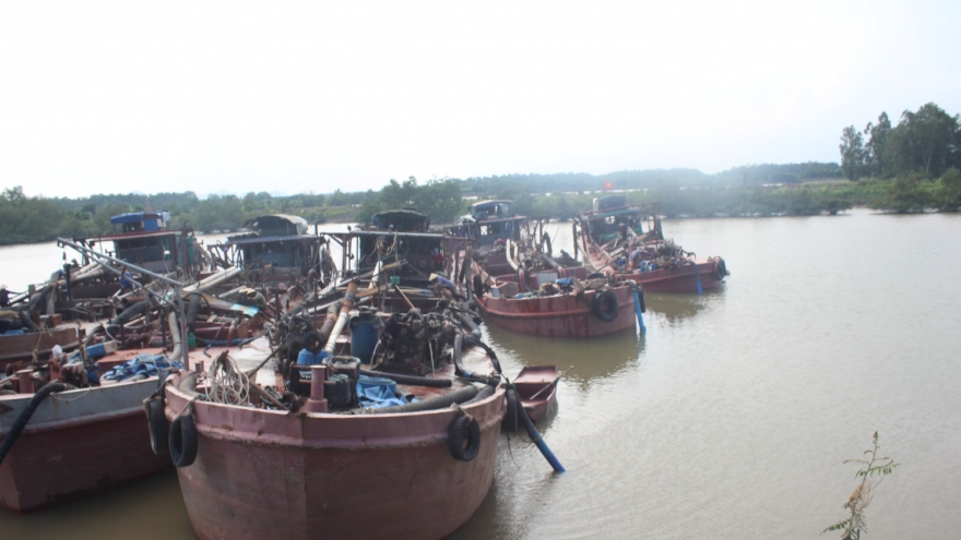 Bắt giữ và xử lý 6 tàu vận chuyển cát trái phép ở Quảng Ninh