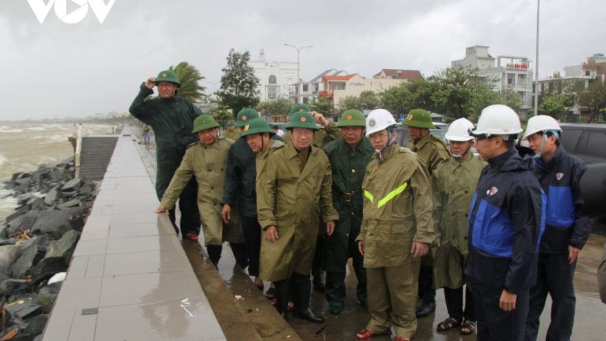 Các tỉnh miền Trung mưa to, gió lớn trước thời điểm bão số 9 đổ bộ