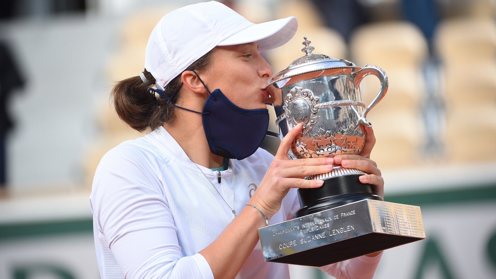 Iga Swiatek lập kỳ tích vô địch Roland Garros ở tuổi 19