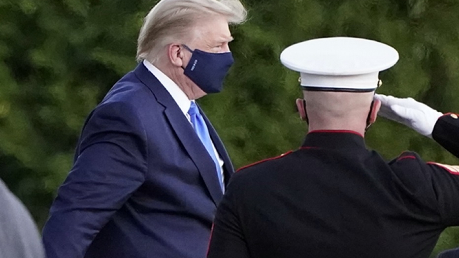Tổng thống Mỹ Donald Trump mắc Covid-19 và những tác động đến cuộc đua tranh cử