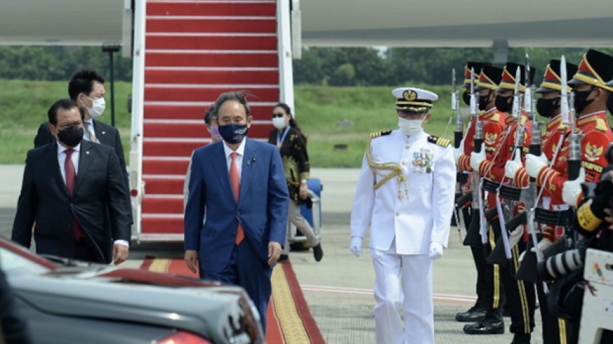 Thủ tướng Nhật Bản Suga Yoshihide bắt đầu chuyến thăm Indonesia