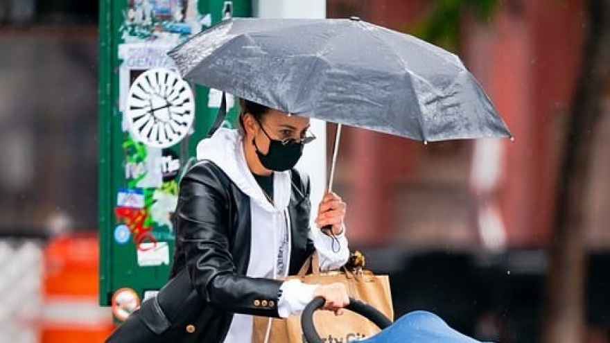 Siêu mẫu Irina Shayk sành điệu đưa con gái đi mua sắm trong ngày mưa