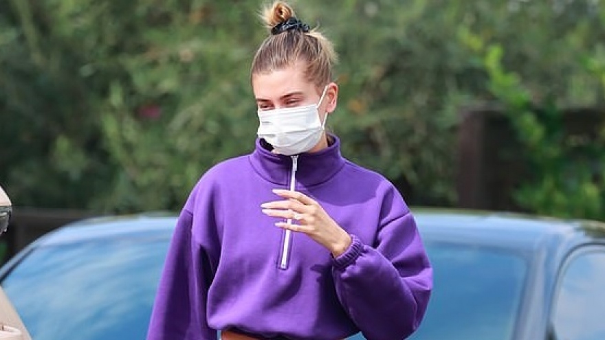 Hailey Baldwin mặc đồ thể thao khỏe khoắn ra phố