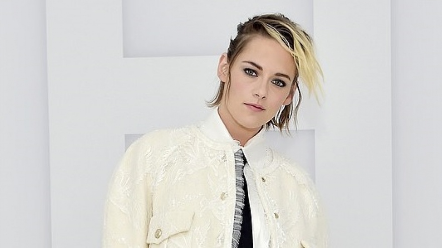 Kristen Stewart tái xuất sành điệu tại Tuần lễ thời trang Paris