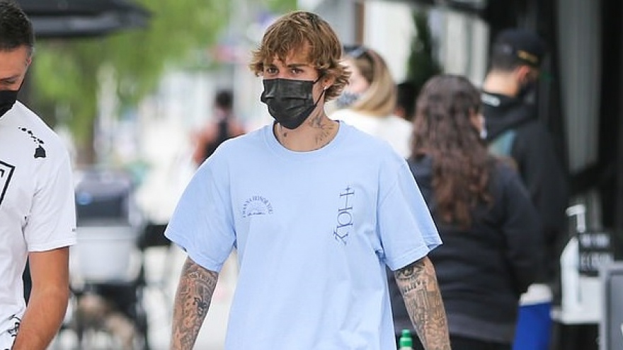 Justin Bieber gây chú ý khi mang dép lê, lái siêu xe ra phố