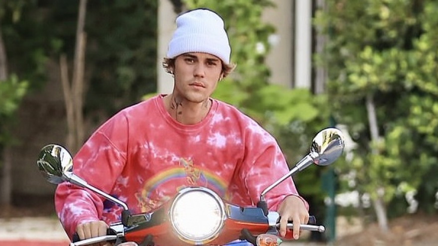 Justin Bieber hào hứng lái xe máy ra phố 