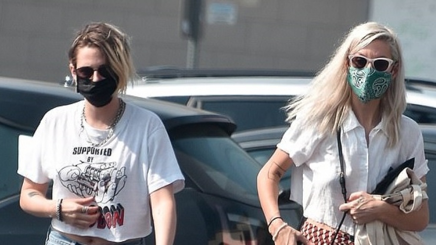 Kristen Stewart hào hứng cùng bạn gái đi mua đồ tại chợ Gelson 