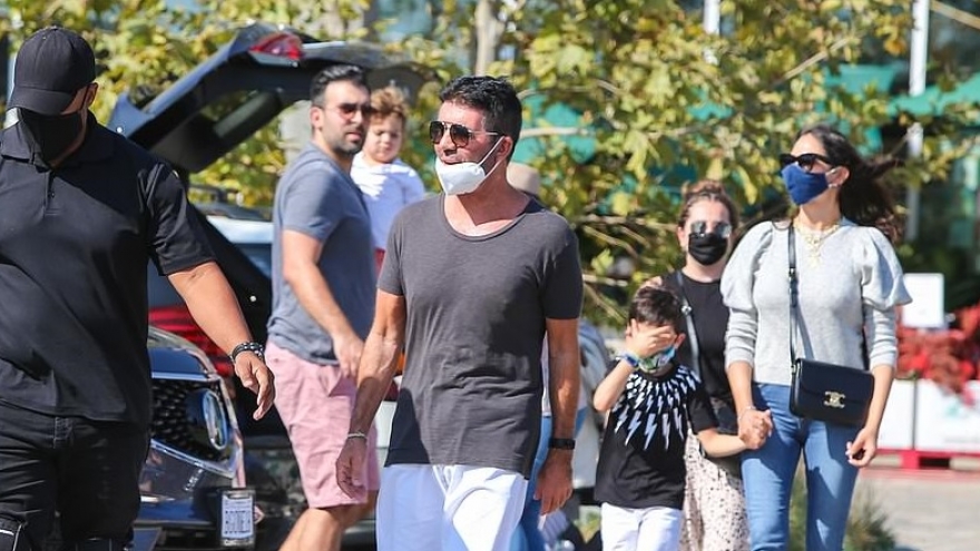 Simon Cowell vui vẻ ra phố cùng bạn gái sau 2 tháng ngã gãy lưng