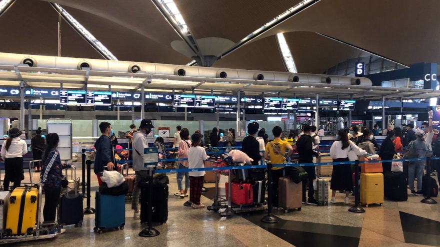 Nearly 250 Vietnamese citizens repatriated home from Malaysia