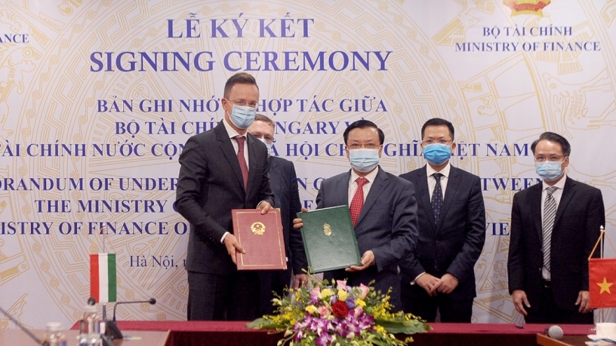 Vietnam, Hungary sign MoU on finance cooperation