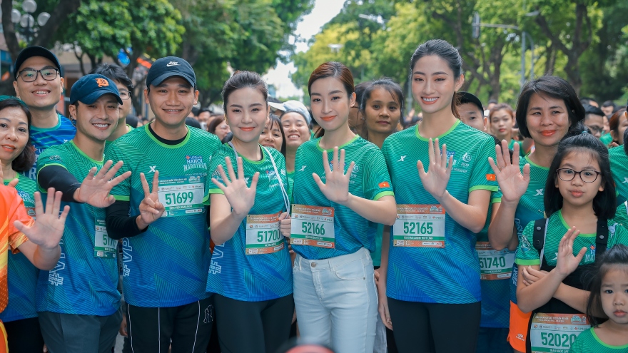 Dàn Hoa hậu gây chú ý khi chạy ở Hồ Gươm cùng Thanh Sơn, Xuân Nghị