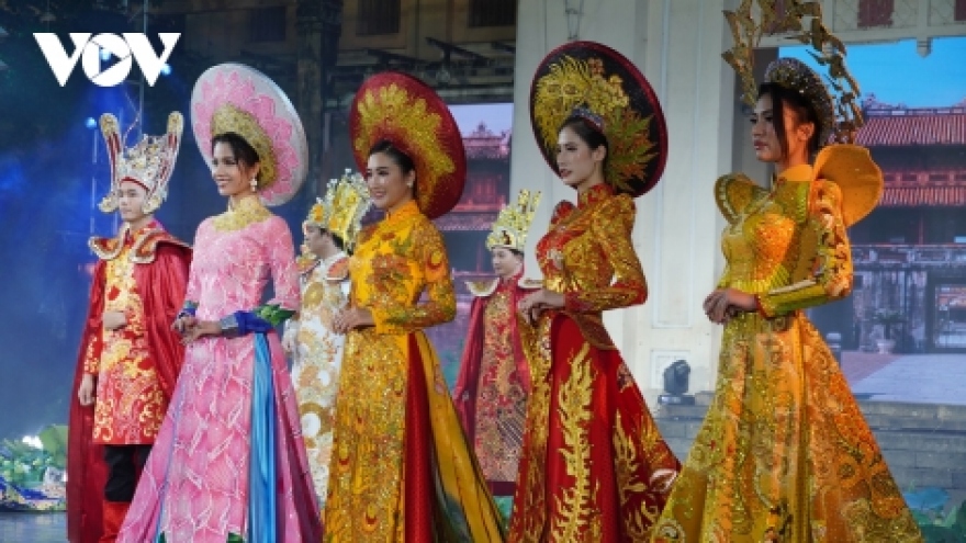Fashion show opens Ao Dai Festival in HCM City