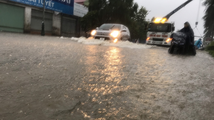 Mưa xối xả, nhiều tuyến đường tại thành phố Vinh bị nhấn chìm