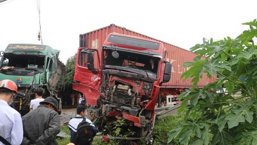 Xe tải đấu đầu kinh hoàng với container, hai tài xế thoát nạn trong gang tấc