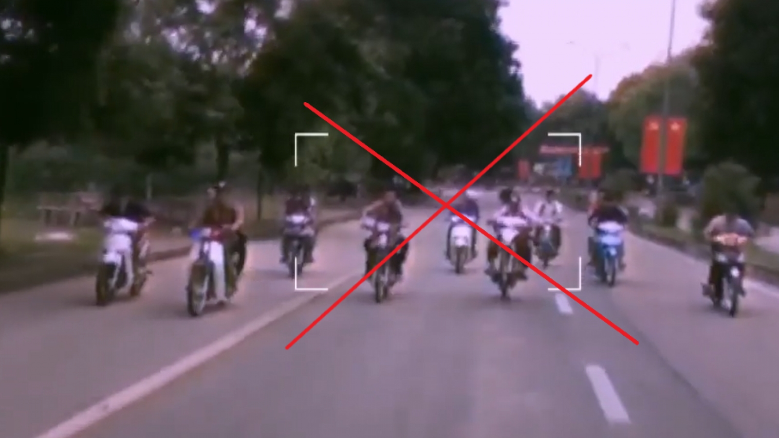 Nhóm “quái xế” tuổi teen tụ tập đua xe còn quay video đăng lên mạng để “tuyển thành viên”