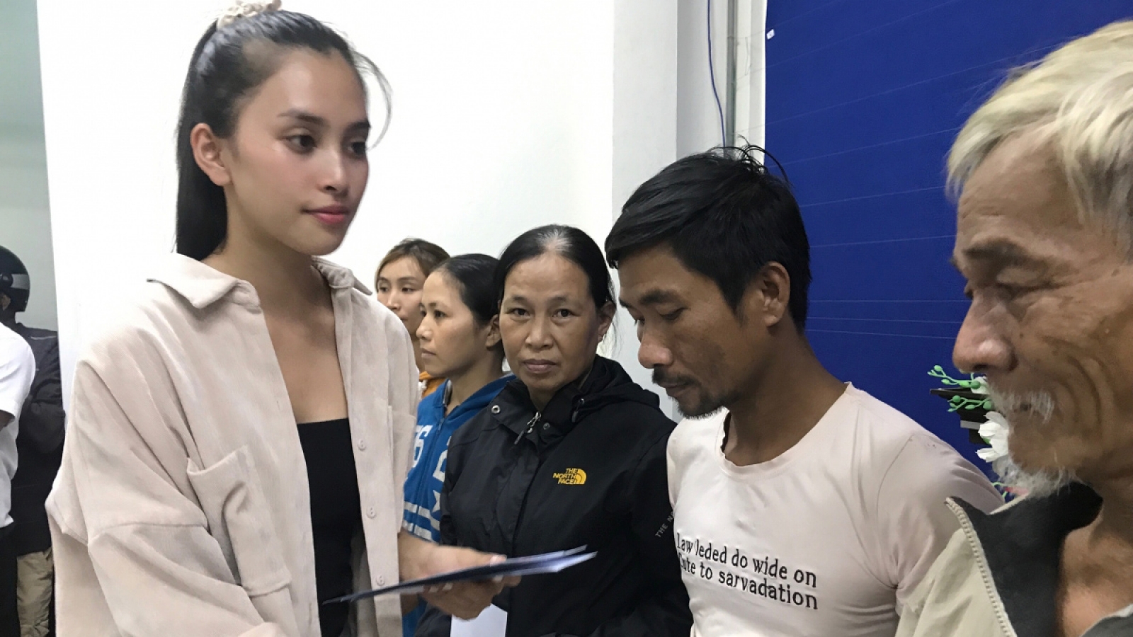 Beauty queens assist flood victims in central Vietnam