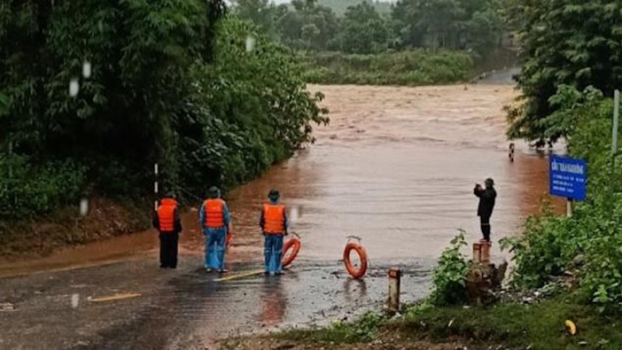 Heavy rain and flash floods ravage mountainous districts in Quang Tri province