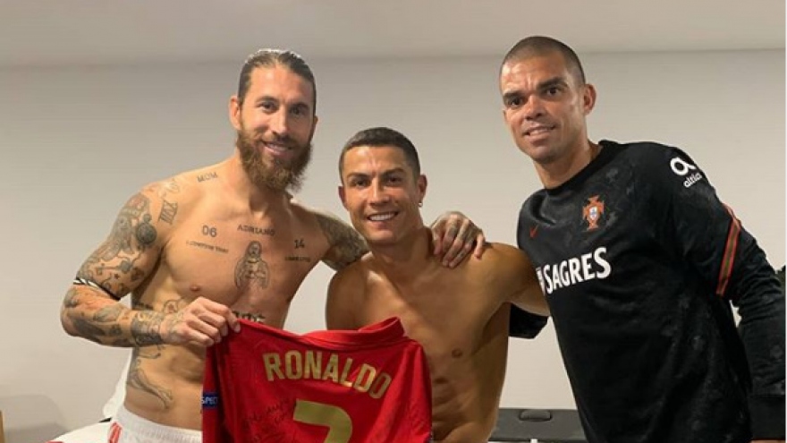 Ronaldo "hớn hở" trong ngày tái ngộ Ramos sau hơn 2 năm 