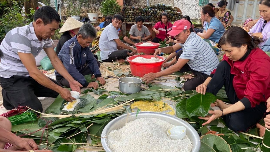 Người dân Đắk Lắk gói hơn 10.000 bánh chưng, bánh tét gửi vùng lũ miền Trung