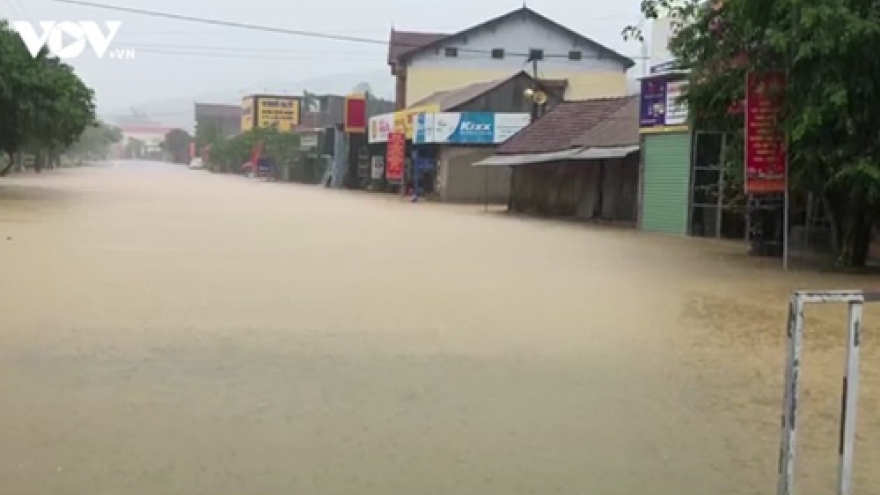 Mưa lớn, nhiều địa phương ở Quảng Bình, Quảng Trị ngập trong nước lũ