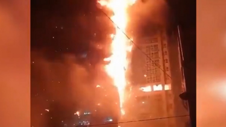 Tòa nhà 33 tầng ở Hàn Quốc bốc cháy trong đêm