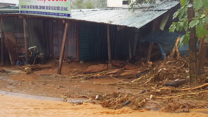 Bão số 9: Hai cán bộ xã đi hỗ trợ bà con chống bão bị lở núi vùi lấp