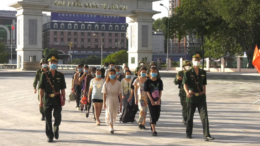 Lào Cai tiếp nhận 23 công dân Việt Nam cư trú bất hợp pháp tại Trung Quốc