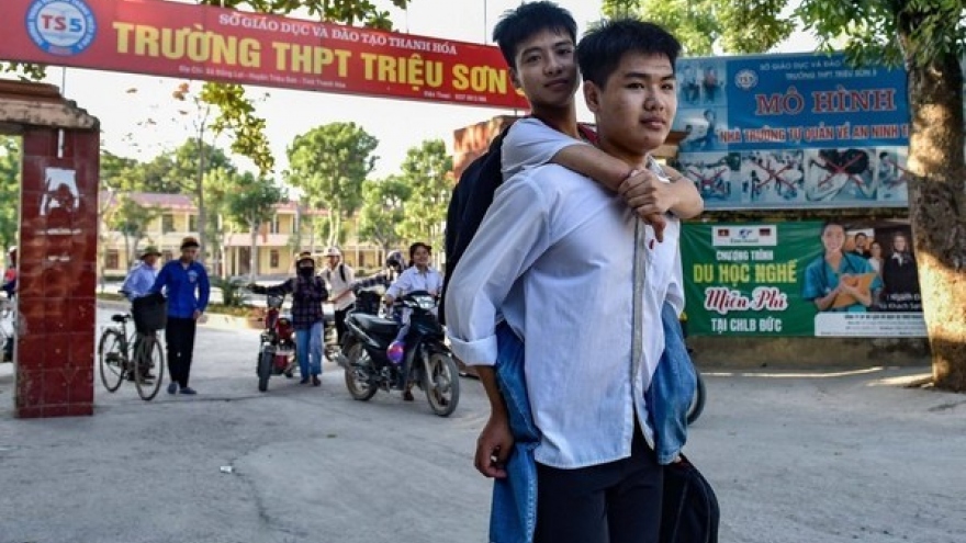 Đại học Y dược Thái Bình miễn học phí cho nam sinh 10 năm cõng bạn đến trường
