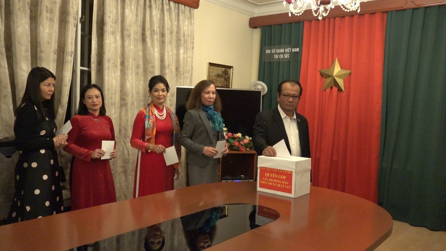 Đại sứ quán Việt Nam tại Séc quyên góp ủng hộ đồng bào miền Trung