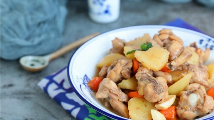 Cách làm món gà hầm khoai tây và cà rốt cho bữa cơm gia đình thêm bổ dưỡng