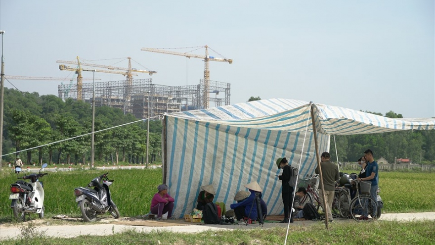 Lãnh đạo Hà Nội về, dân dựng lều chặn xe chở rác vào bãi Nam Sơn