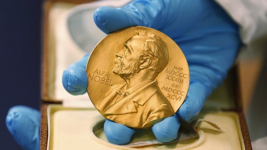 Nhà khoa học Mỹ, Anh đoạt giải Nobel Y học cho phát hiện mới về virus viêm gan C