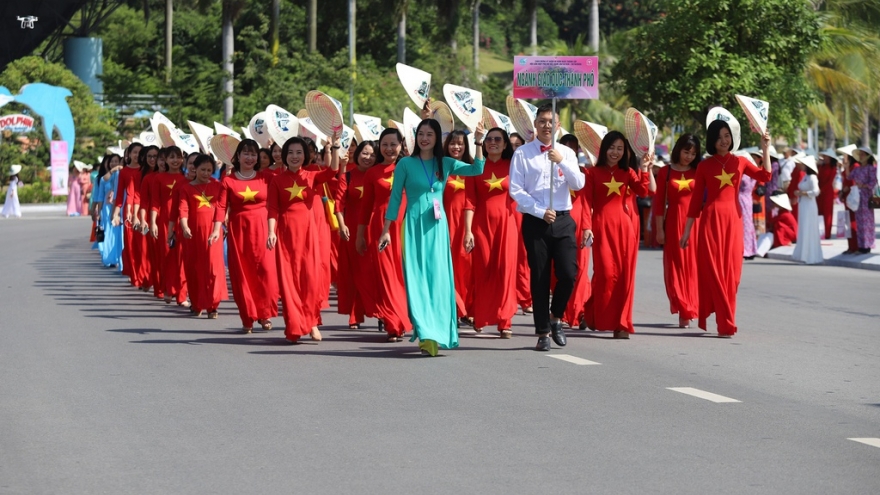 Over 2,000 women participate in Ao Dai week in Ha Long city