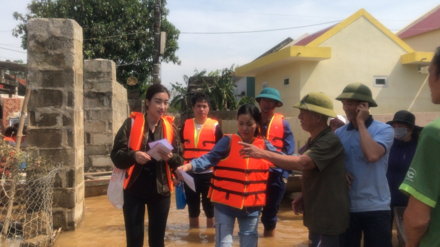 Đỗ Mỹ Linh ngồi xuồng cứu trợ, đi vào vùng nước lũ trao quà tận tay người dân