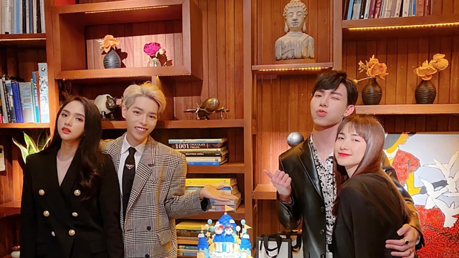 Chuyện showbiz: Hương Giang cùng Hòa Minzy mừng sinh nhật Đức Phúc, Erik