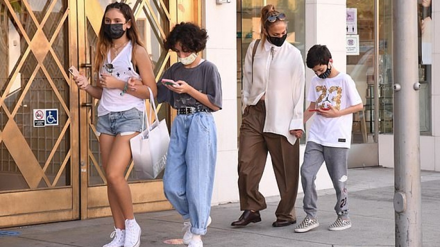 Jennifer Lopez trẻ trung đi mua sắm cùng các con