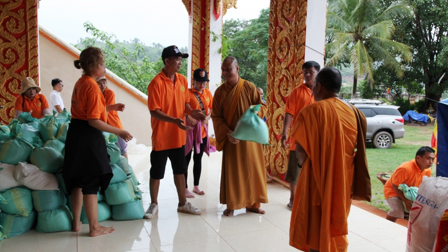 Người Việt tại Lào hỗ trợ người dân vùng lũ lụt Savanakhet