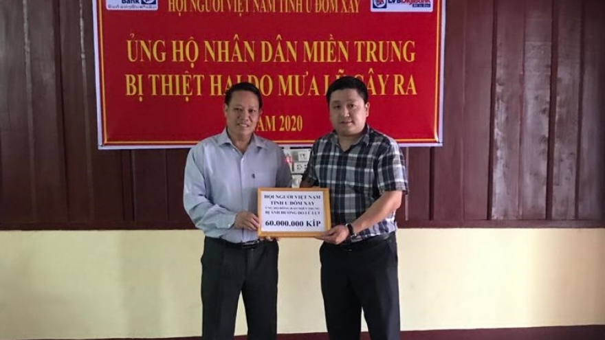 Cộng đồng người Việt Nam tại Bắc Lào ủng hộ đồng bào vùng lũ miền Trung