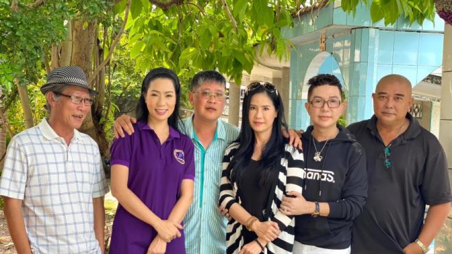 Diễn viên Lê Tuấn Anh, Trịnh Kim Chi tới thắp hương, tưởng nhớ Lê Công Tuấn Anh