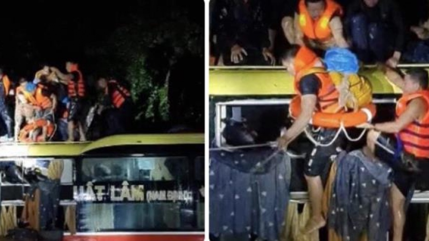 Quảng Bình: Kịp thời cứu 18 người trên xe khách bị lũ cuốn trôi