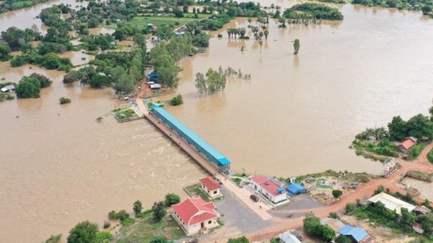Lũ lụt gây nhiều thiệt hại về người và tài sản ở Campuchia