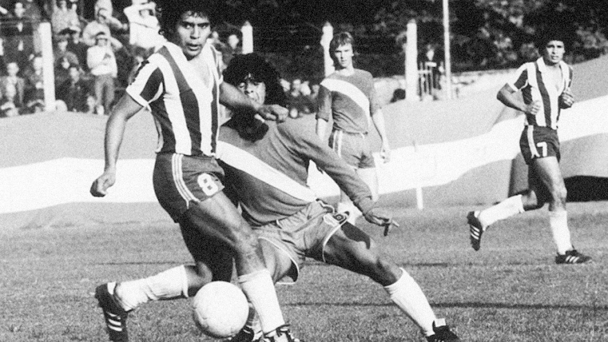 Ngày này năm xưa: Maradona chính thức thi đấu chuyên nghiệp 