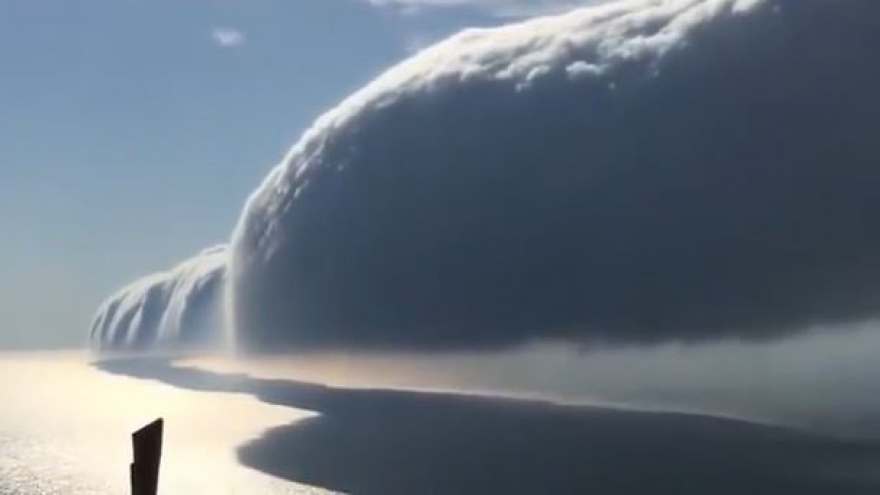 Video: Kinh ngạc cảnh mây cuộn ở Hồ Michigan đầy ngoạn mục 